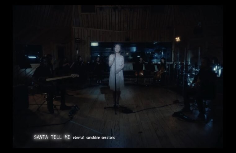 Ariana Grande – Santa Tell Me (live version)