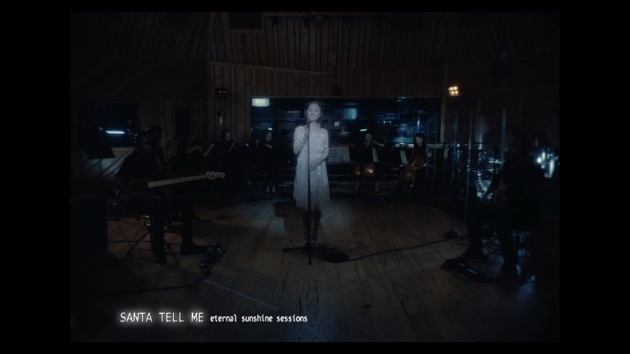 Ariana Grande – Santa Tell Me (live version)