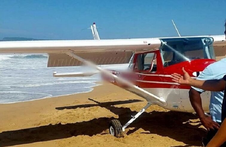 Light plane makes emergency landing on Durban beach – SABC News