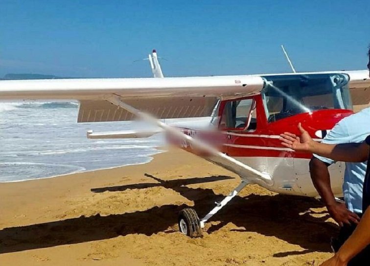 Light plane makes emergency landing on Durban beach – SABC News