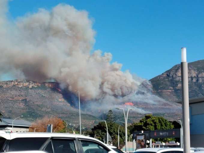 Table Mountain wildfire intensifies, evacuations underway – SABC News
