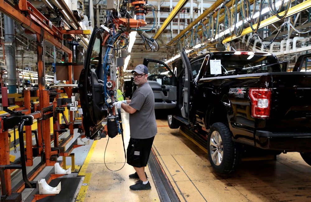 Trump considers pausing auto tariffs for carmakers to adjust – SABC News