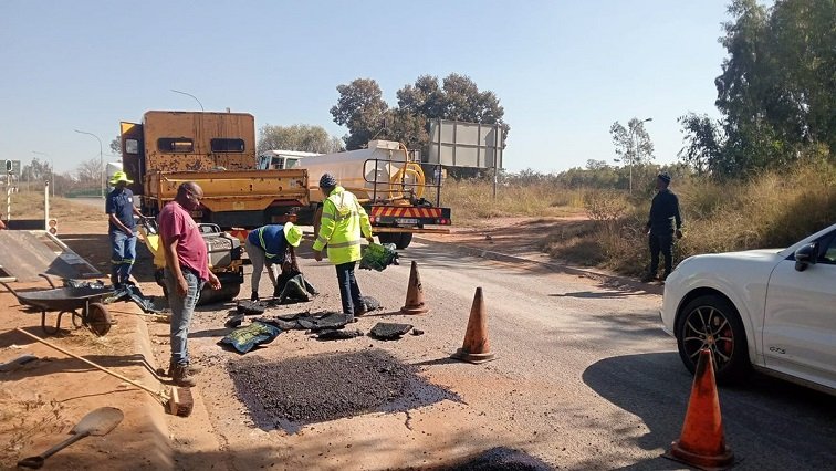 Ekurhuleni allocates over R500 mln towards potholes and roads’ rehab – SABC News