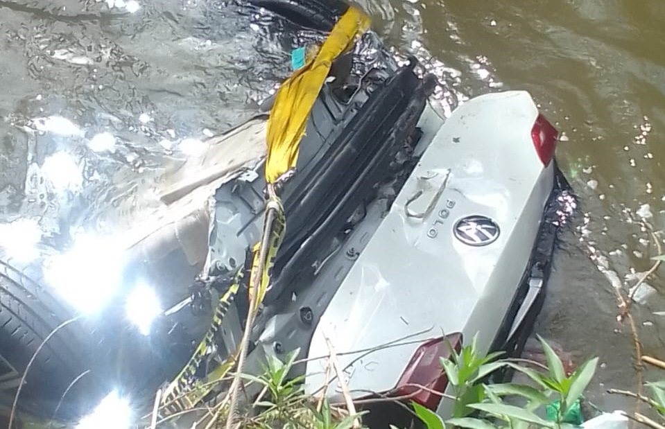 Rear part of constables’ VW Polo retrieved from Hennops River – SABC News