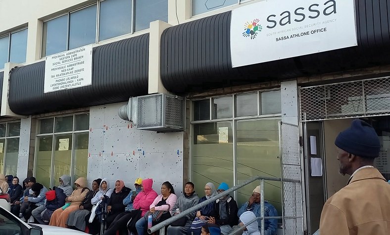 Social grant dependents rise to 40.1% in South Africa – SABC News