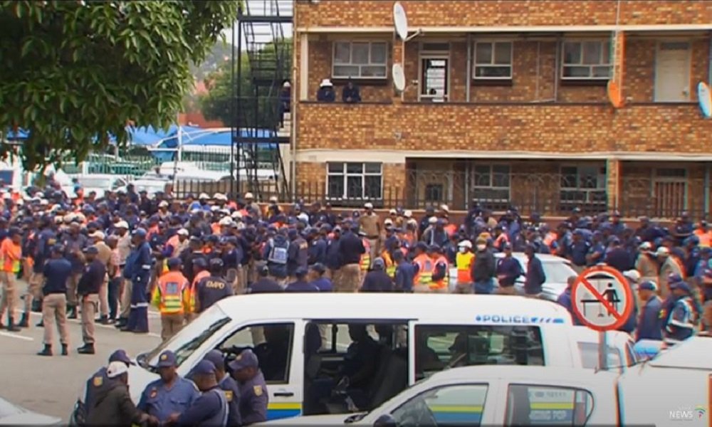 SAMWU slams Ekurhuleni’s plan to fire 400 striking Metro cops – SABC News