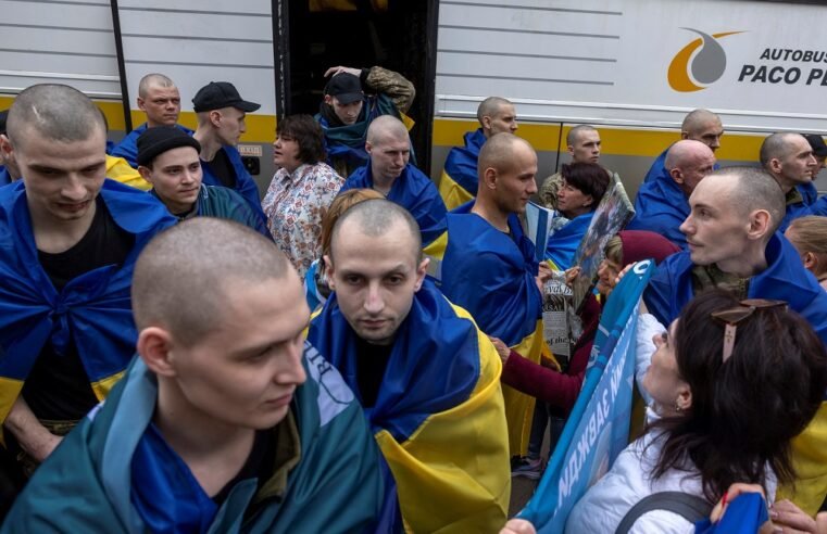 Russia and Ukraine swap 307 soldiers on second day of POW exchange – SABC News