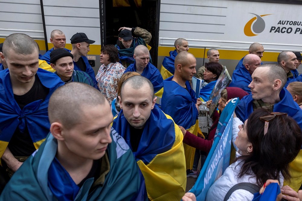 Russia and Ukraine swap 307 soldiers on second day of POW exchange – SABC News