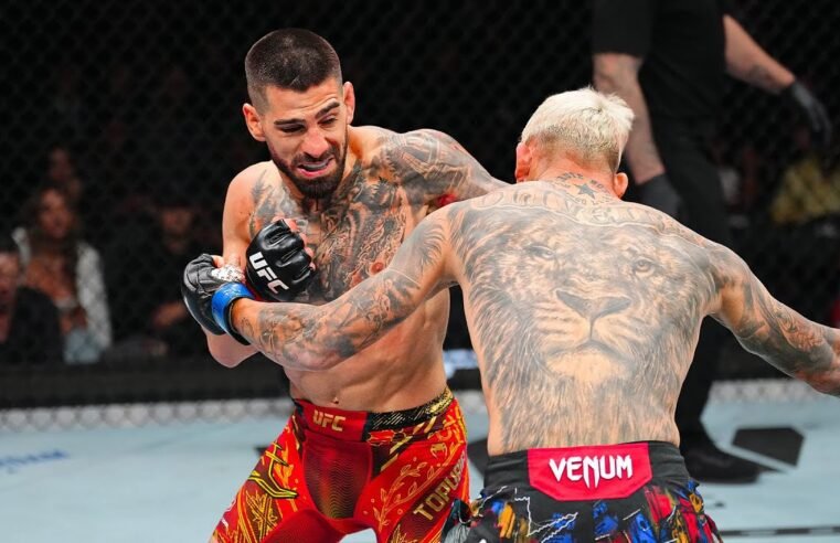 Ilia Topuria Knocks Out Charles Oliveira 👊 | UFC 317