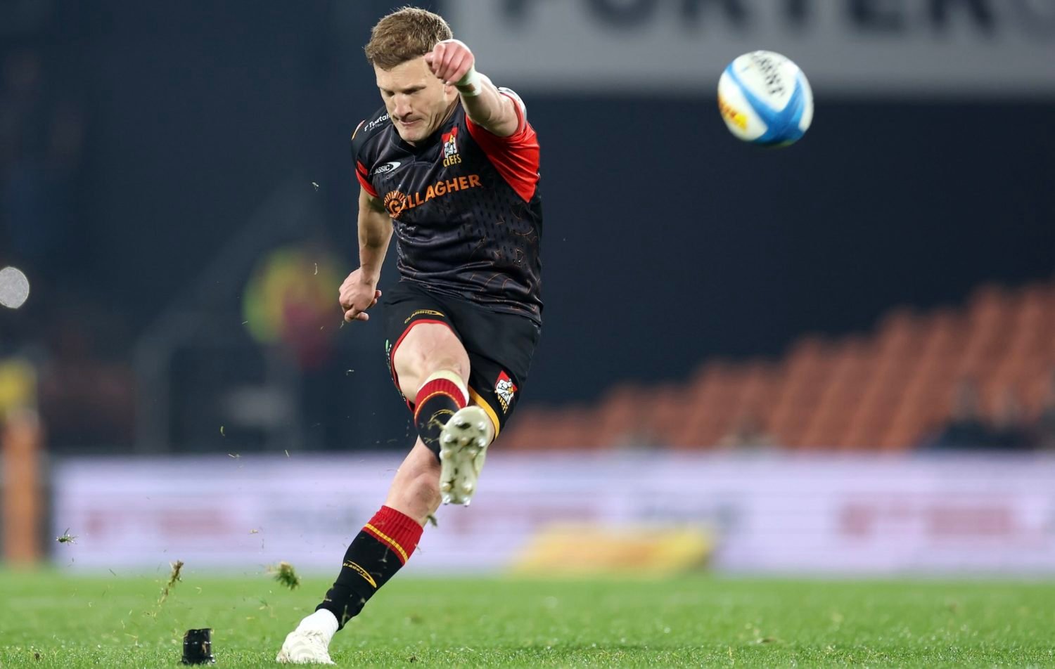McKenzie kicks Chiefs into Super Rugby final
