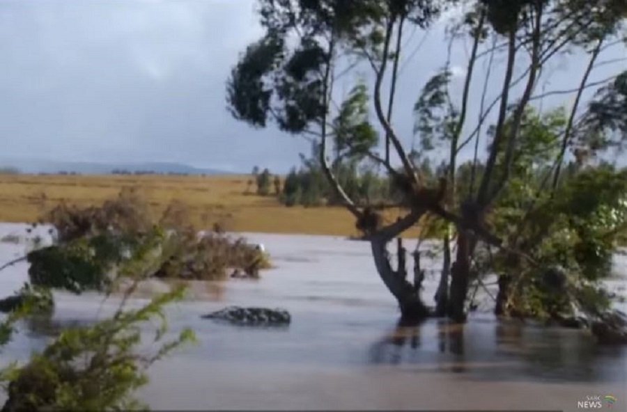 Hundreds displaced by floods in Butterworth receive emergency shelter – SABC News