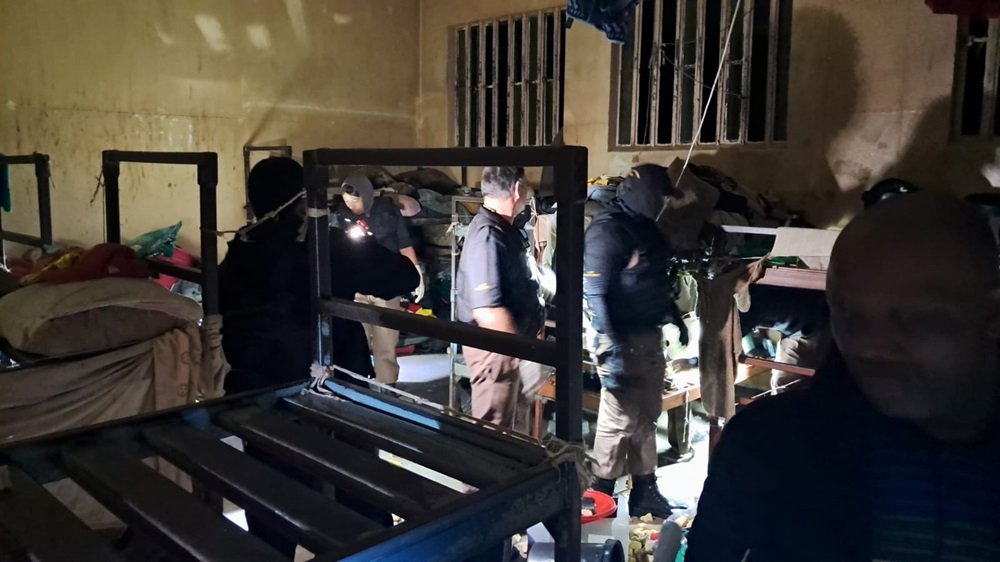Thobakgale leads raid at Pollsmoor to root out illegal networks – SABC News