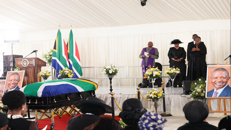 Mabuza laid to rest, mourners hail him a hero – SABC News