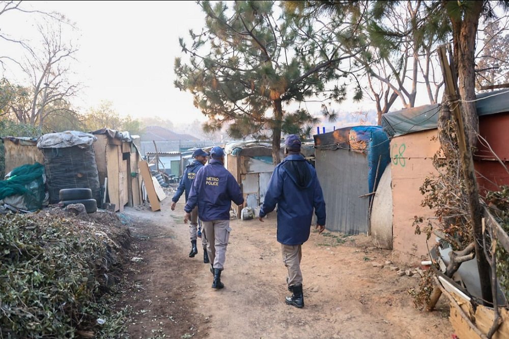 JHB mayor, JMPD, SAPS and Home Affairs conduct crime blitz in Sandton – SABC News