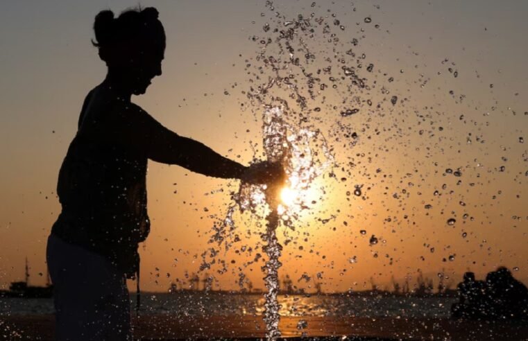 Tourists and labourers seek respite as Greece gripped by heatwave – SABC News