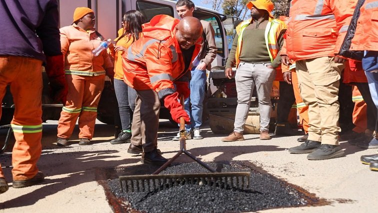 Joburg residents outraged over R700 million pothole repair cost – SABC News