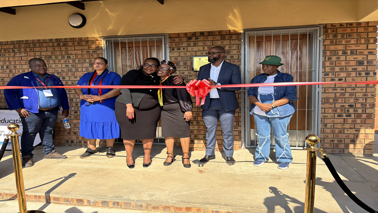 Gwarube hands over classrooms to Boschrand Primary in Mpumalanga – SABC News