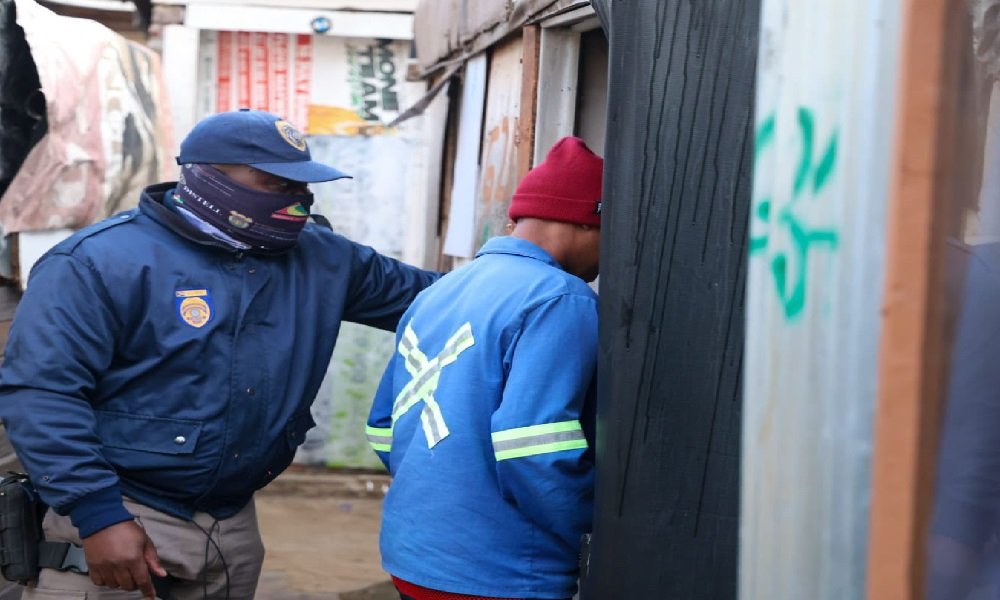 Illegal immigrants arrested during search operation in Sandton – SABC News