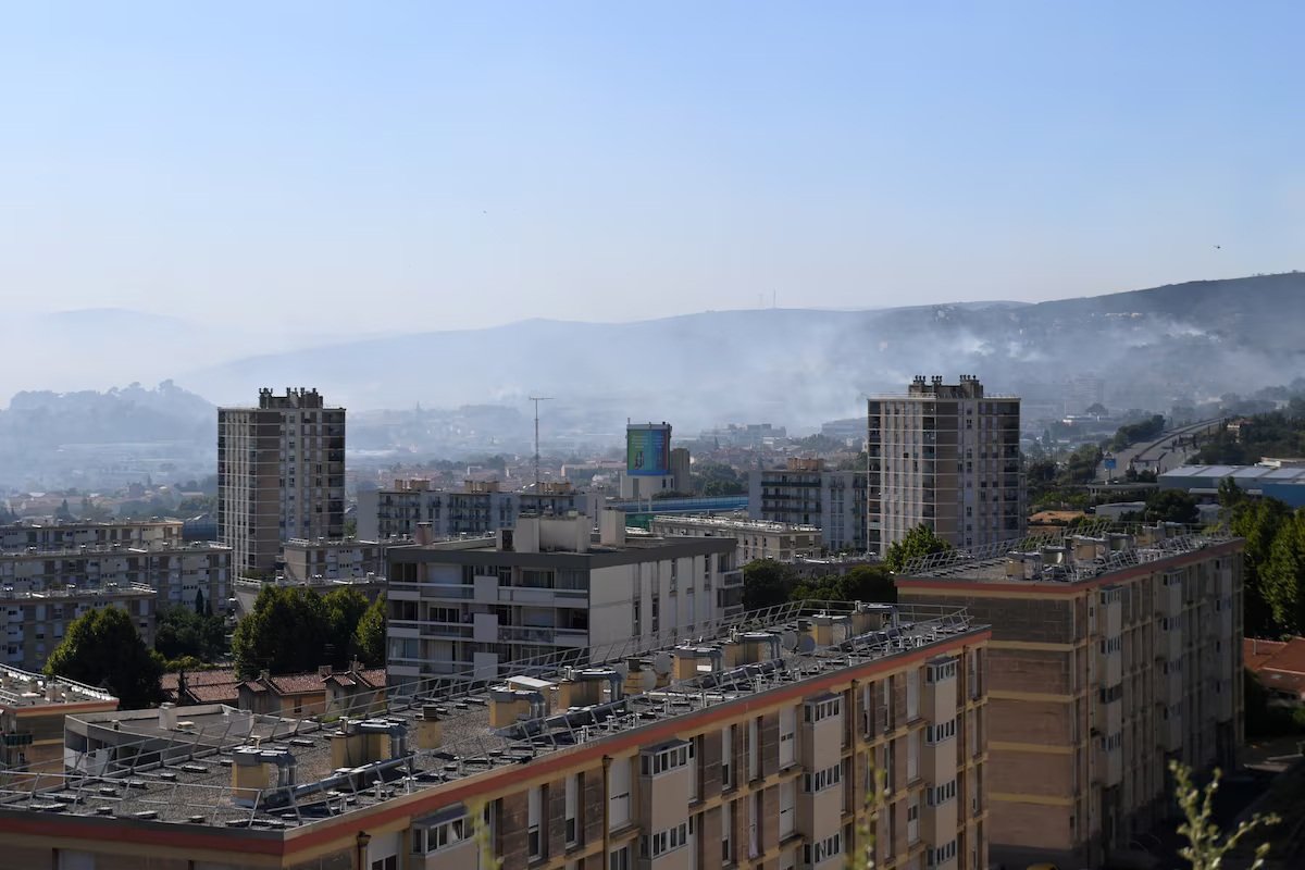 Firefighters battle wildfire threatening French city of Marseille – SABC News