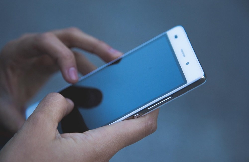 Communications Department advocating for affordable smart phones – SABC News