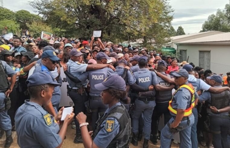 Northern Cape police arrest seven protestors for public violence – SABC News