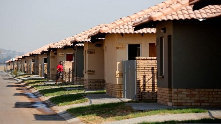 Tshwane blames contractor for asbestos housing delay – SABC News