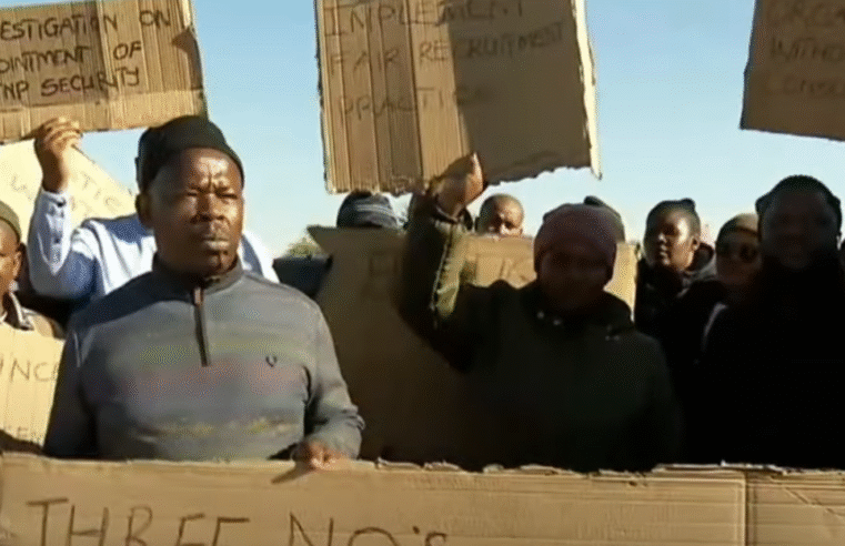 Ratlou Municipal workers in Setlagole down tools – SABC News