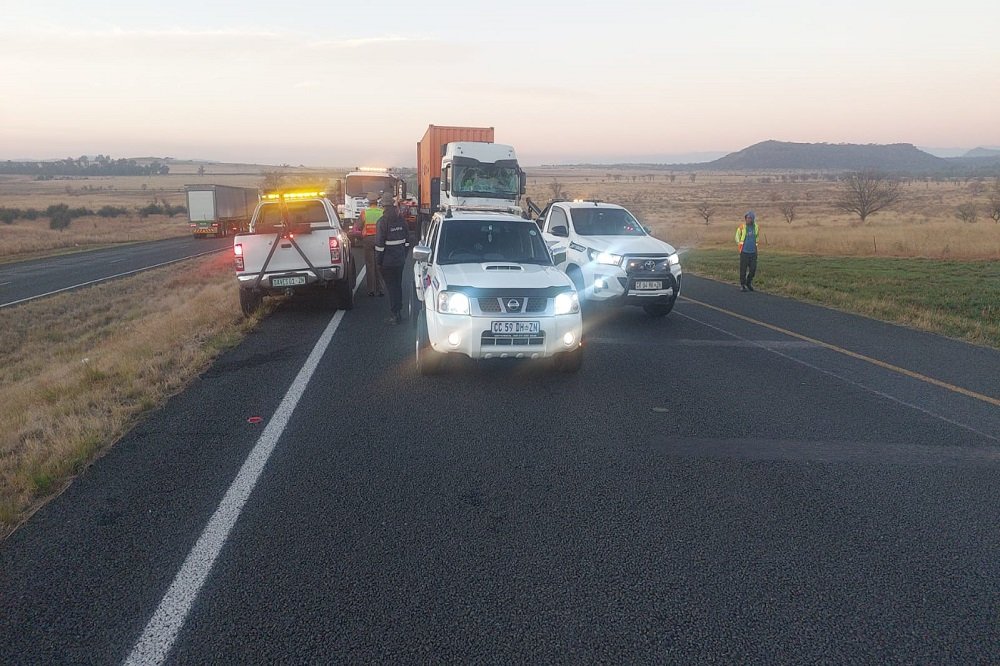 KZN police are searching for truck driver in Bergville fatal crash – SABC News