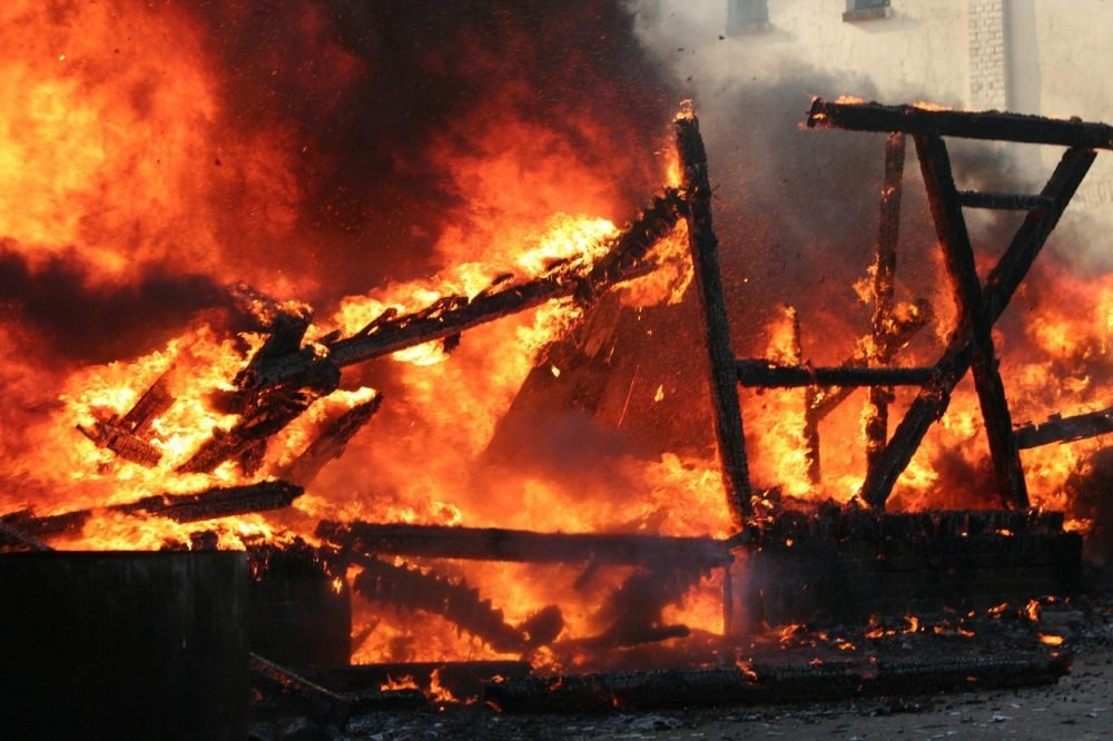 Home Affairs building in Germiston is engulfed in flames – SABC News