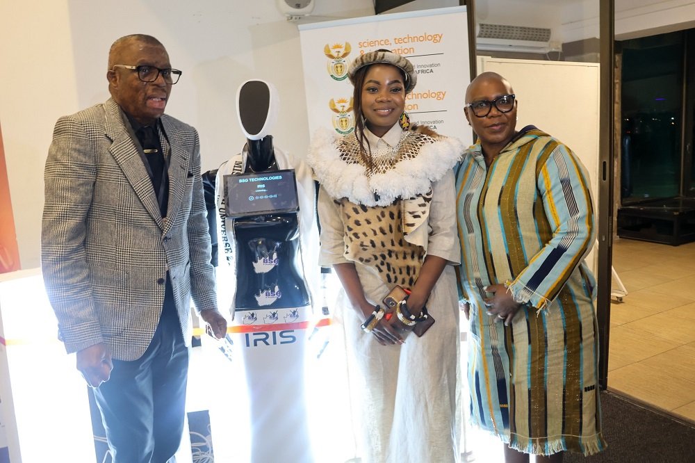 Former KZN educator launches SA’s first tutor robot – SABC News