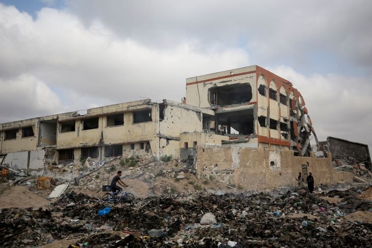 Gaza students’ ambitions replaced by desperate search for food – SABC News