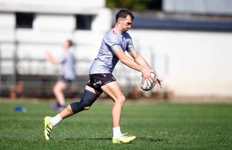 Smith back at 10 as Sharks seek first win
