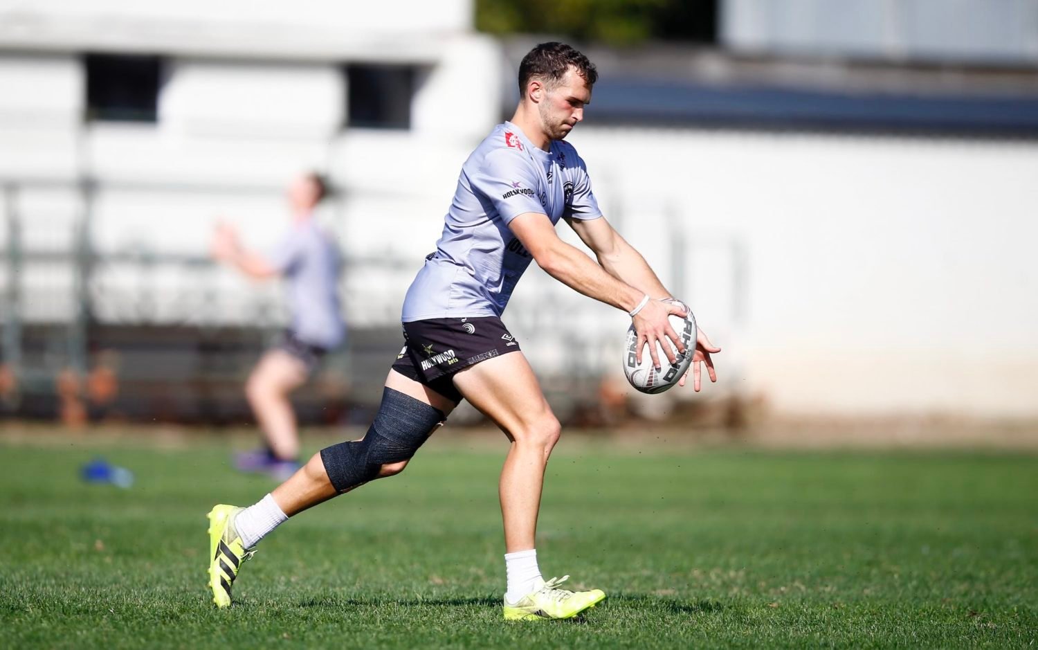 Smith back at 10 as Sharks seek first win