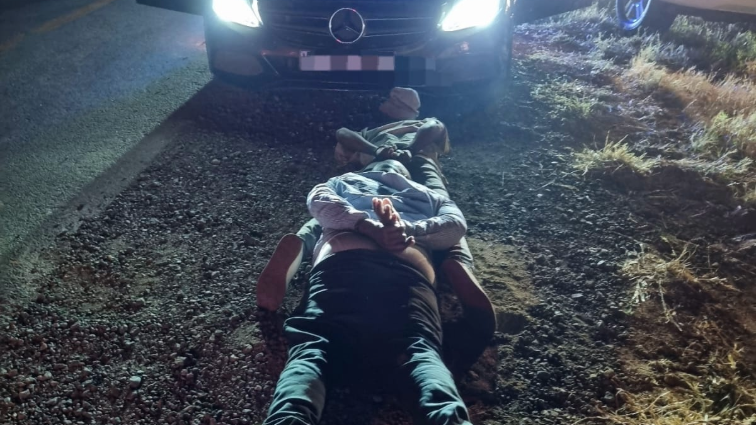 Officer wounded in shootout with suspected car thieves in Botlokwa – SABC News