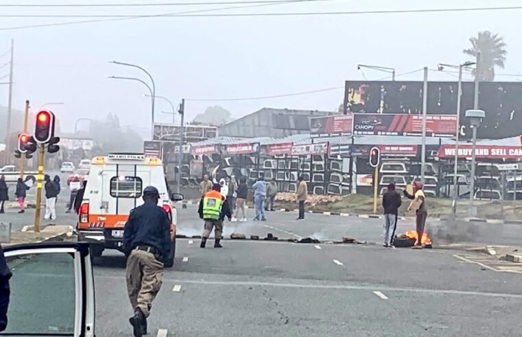 Westbury residents vow to continue with protests over water cuts – SABC News