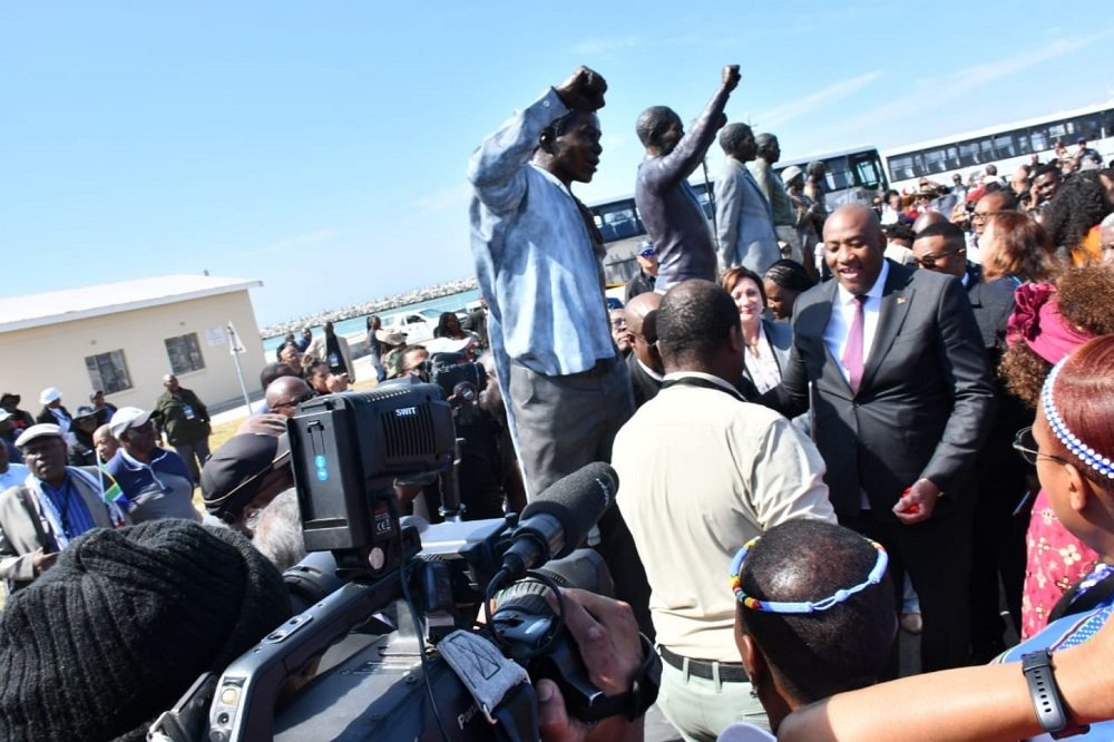 Robben Island honours freedom fighters, wall of remembrance unveiled – SABC News