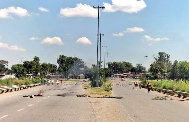 Motorists advised to seek alternative routes amid Soweto protest – SABC News