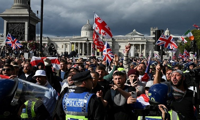 Police clash with 110,000 protestors at London anti-migrant protest – SABC News