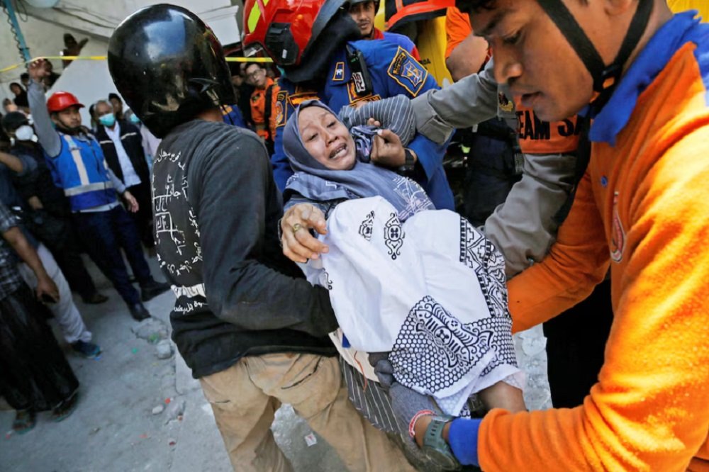 Indonesia earthquake slows rescue of students in building collapse – SABC News