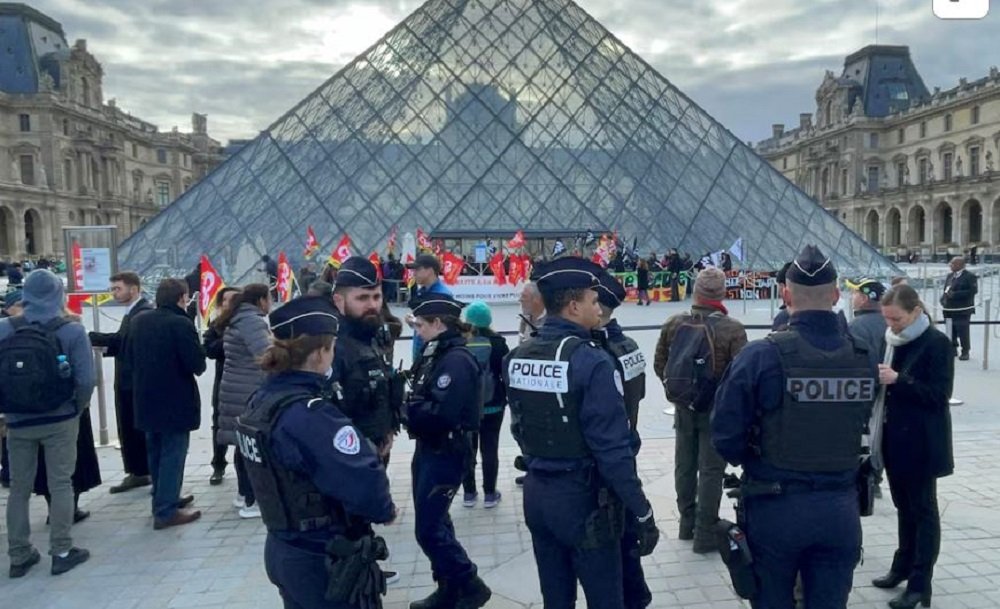 Two suspects in Louvre jewel heist case arrested in Paris – SABC News