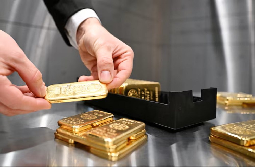 Gold builds on historic rally, soars past $4 000/oz for first time – SABC News