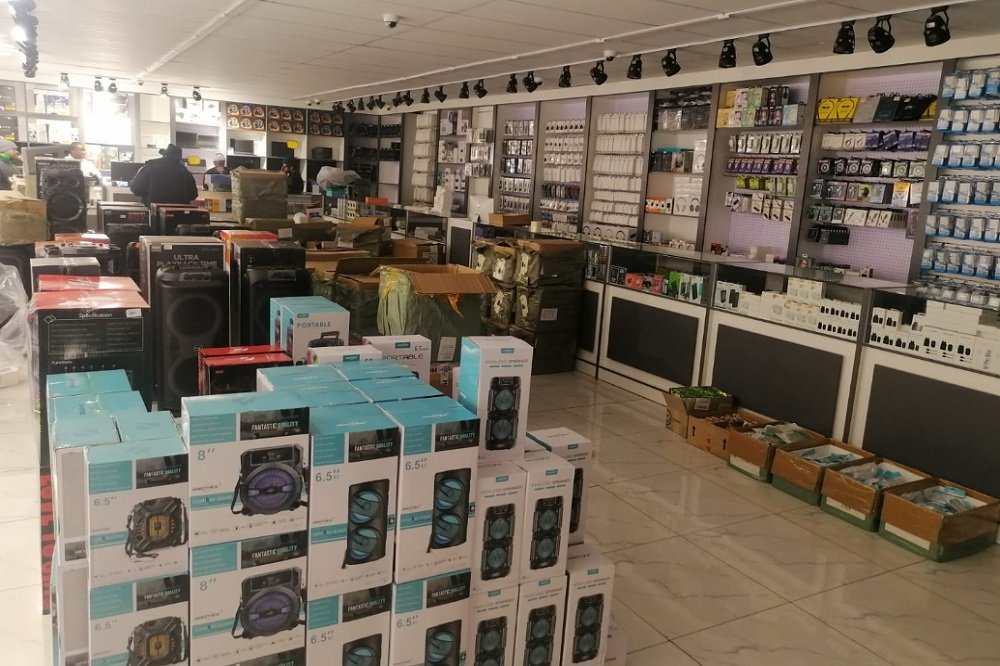 Crackdown on illegal imported cell phones in Fordsburg – SABC News