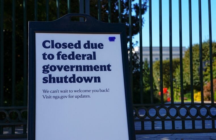 Mass layoffs will start if shutdown talks ‘going nowhere’: official – SABC News