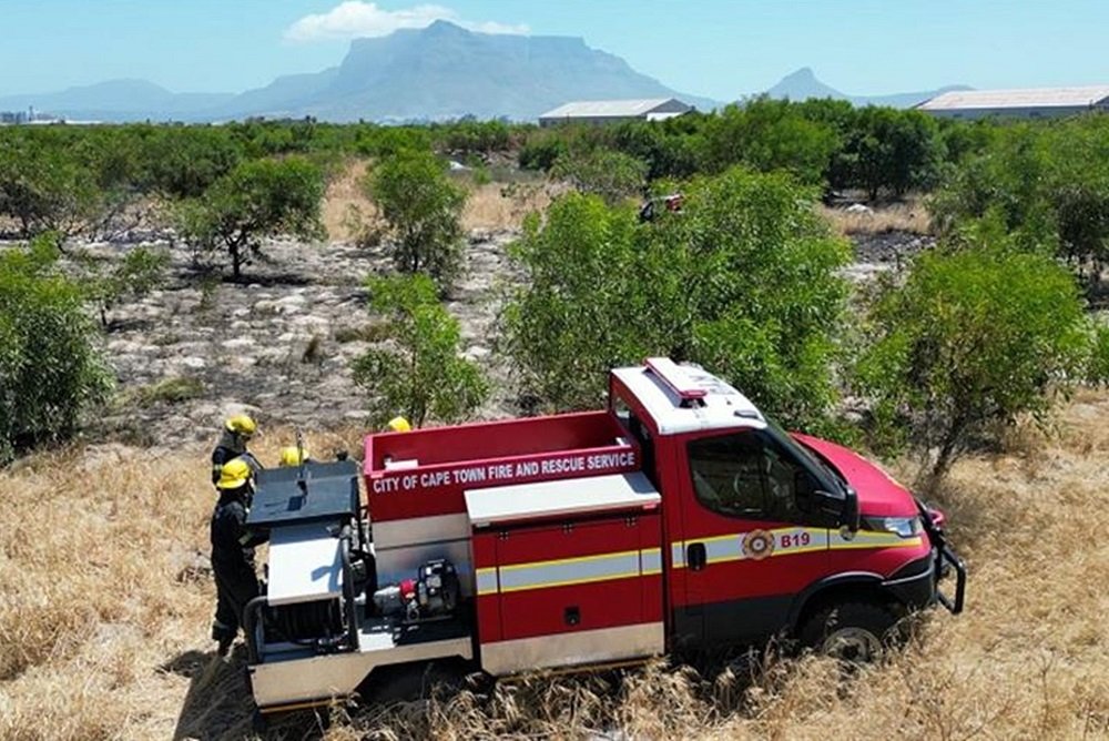 Firefighters struggle to douse Cape Winelands veld fires