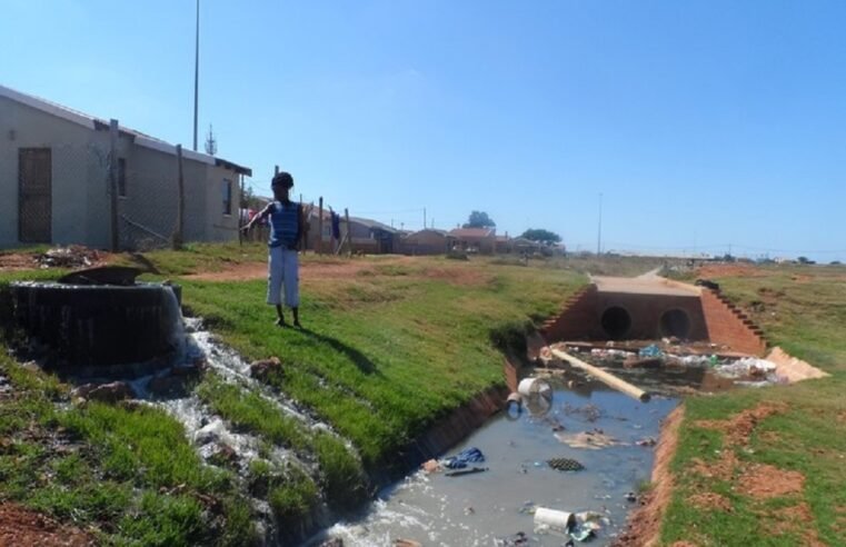 Outage forces Foschville residents to fetch water from sewage drain – SABC News