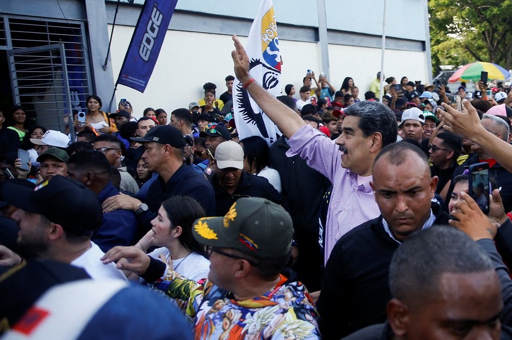 Maduro joins rowdy youth rally, exchanges ‘shoves of love’ with supporters – SABC News